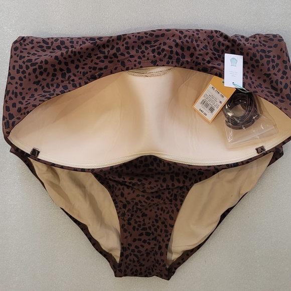 Swimsuit - Picture 3 of 4